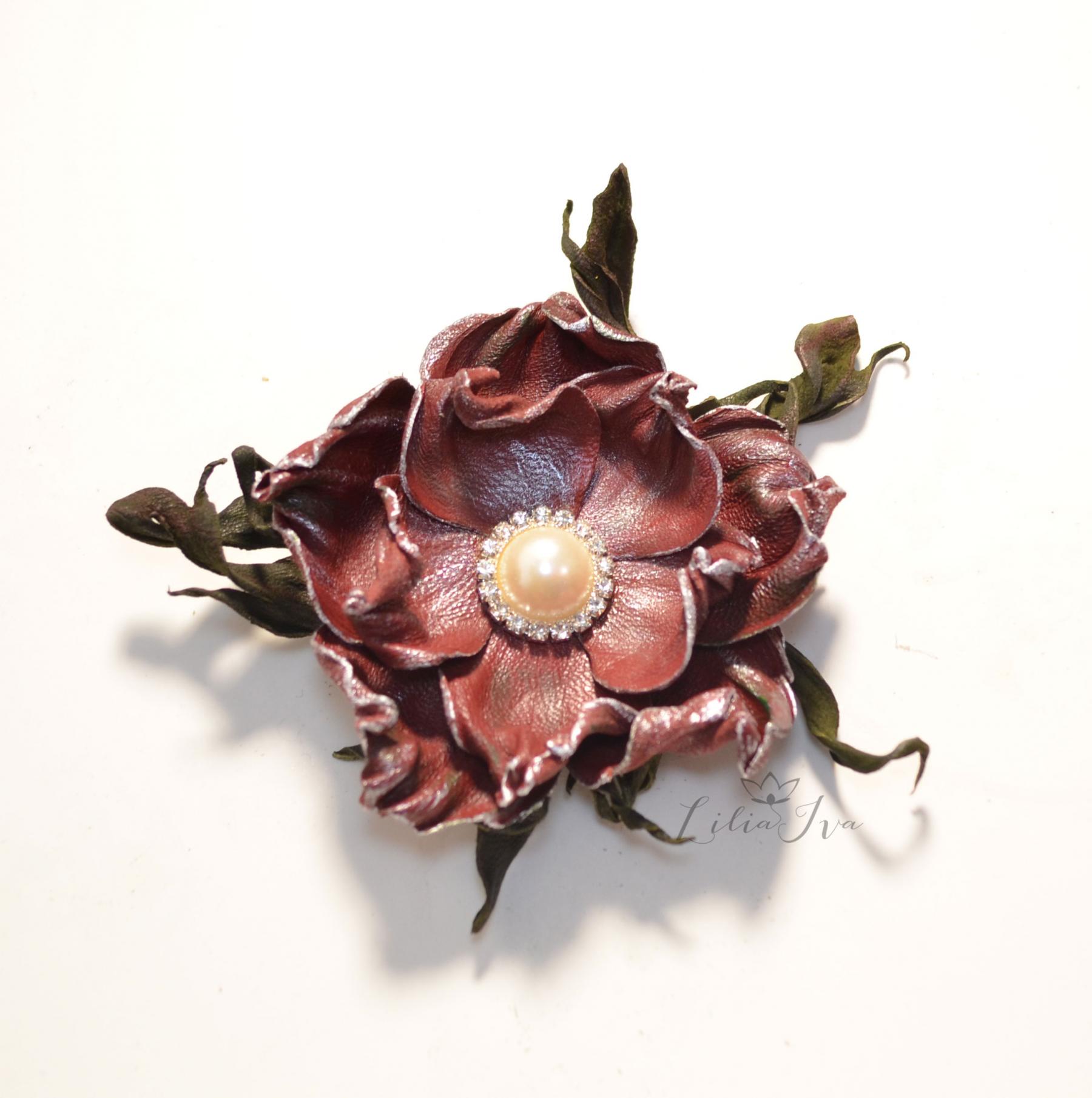 Брошь «Грация» — цветок из натуральной кожи
